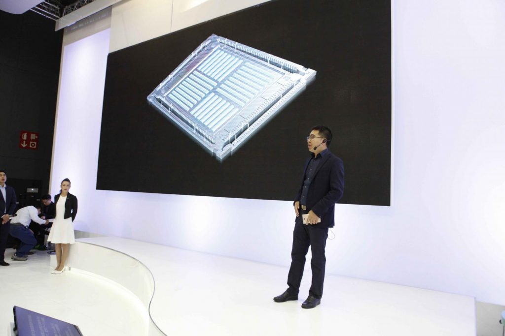 OPPO Unveils Super-Fast 15-Minute Flash Charge and Worldâ€™s First SmartSensor Image Stabilization Tech at MWC