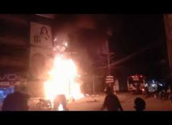 Fire errupts at Mobile Market in Sukkur, heavy damages